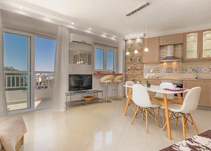 4. Sea view luxury suite for 4 in Rhodes centre!